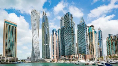 Milionarul din fotbal și soția cu 13 ani mai tânără caută proprietăți de lux în Dubai. Televiziunea unde fostul internațional e star se teme că va rupe contractul și se va muta definitiv în orașul bogătașilor