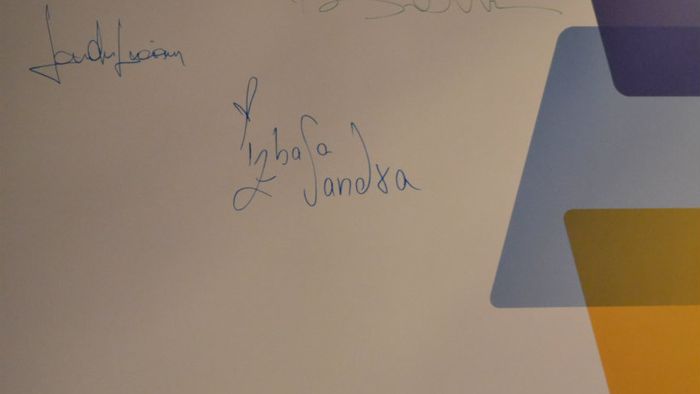 Sandra Izbașa a semnat autografe la Institutul Cultural Român 