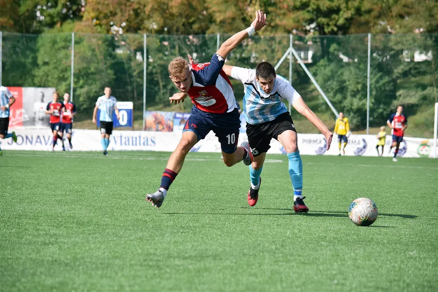 FOTO: Facebook FK Jonava / Alin Ghidurea (dreapta), jucător legitimat la Jonava, în duel cu un adversar în liga a doua a Lituaniei