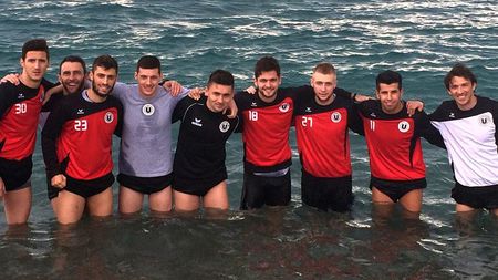 FOTO | "U" Cluj a "sărbătorit" cu o baie rece în Mediterană tragerea la sorți din Cupă. Ogăraru: "E ceea ce ne-am dorit"