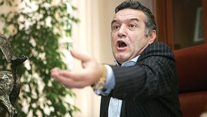 Becali către Iacov: ** "Taci mă-n .... mea! Ești cam obraznic, de aia te țin în tensiune!"