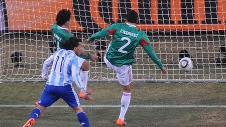 Specialiștii nu vor ca arbitrul să consulte reluările: "Minge cu cip"