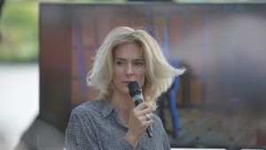 Roxana Ciuhulescu îl face praf pe Cătălin Zmărăndescu pentru cum se poartă la Survivor România 2022! Dezvăluiri incendiare despre ce nu s-a dat la TV: „Nu știu dacă s-a văzut!”