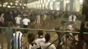 VIDEO | Haos în Torino pentru o presupusă alarmă cu bombă. Mii de fanii s-au înghesuit să părăsească piața. Sunt peste 1.500 de răniți