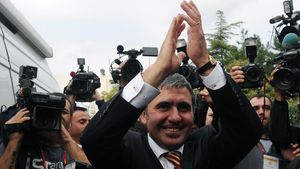 „Ai 500.000 de dolari în geantă, în biroul meu”. Toate sumele fabuloase pe care Gică Hagi le-a primit de la bașkanii turci: „I-au dat 3 milioane pentru cupa UEFA”