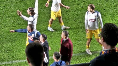 Așa ceva nu s-a mai văzut în fotbalul mondial: Daniel Pancu a sărit să-l bată pe arbitrul meciului România U21 – Elveția U21 și a fost ținut cu greu de fotbaliștii naționalei!