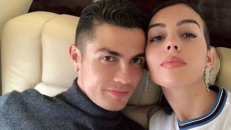 FOTO | Iubita lui Cristiano Ronaldo, apariție incendiară la meciul cu Ajax. Nu i-a purtat însă noroc portughezului, eliminat din Liga Campionilor 