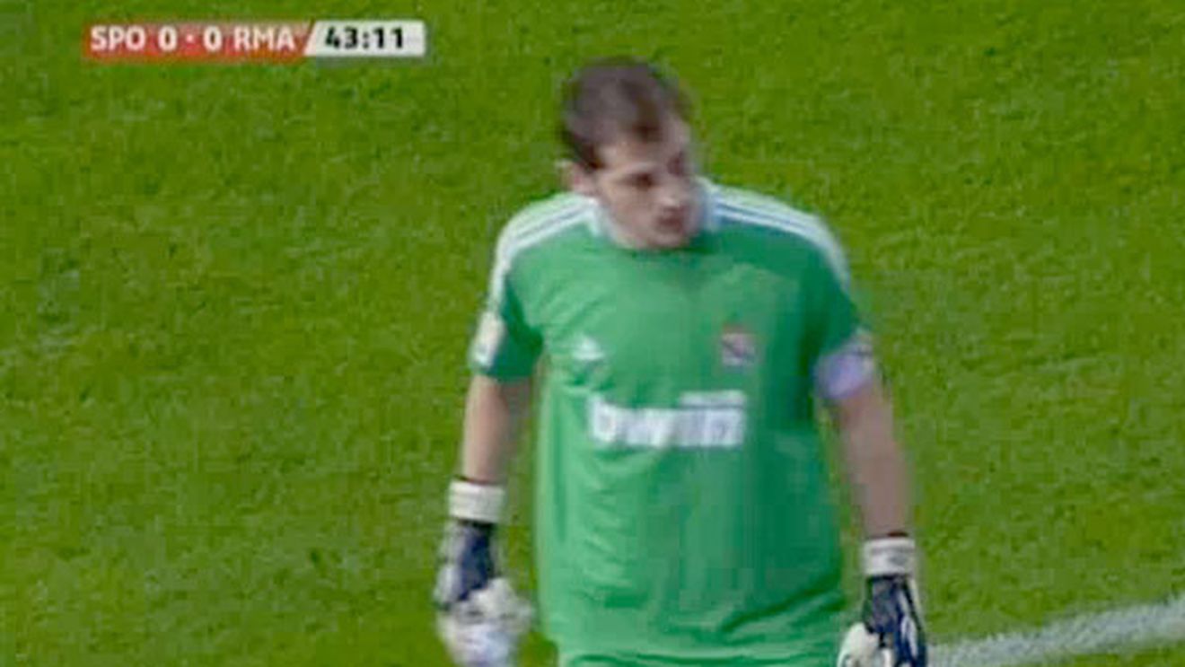 VIDEO** Iker Casillas, "bombardat" cu ziare mototolite de fanii lui Gijon! Vezi cum a reacționat portarul!