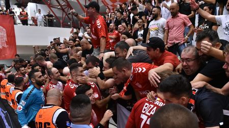Atmosferă incendiară în sala „Dinamo”, în meciul cu Vive Kielce, din Liga Campionilor. „Fanii au fost fantastici. Ne era dor de ei și le mulțumim pentru susținere”