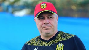 Marius Șumudică a debutat în lumea rețelelor sociale! „Iubesc și respect fanii fotbalului, jucătorii și presa"