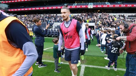 Fanii pornesc revoluția din cauza lui Radu Drăgușin. S-a aflat promisiunea lui Ange Postecoglu pentru român: l-a mințit pe fotbalist cu nerușinare! „Nu și-a ținut-o”