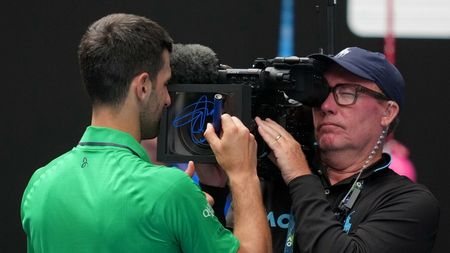Cui i-a fost adresat mesajul ironic scris de Novak Djokovic pe camera de filmat după ce l-a eliminat pe Jannik Sinner. Sârbul a oferit detalii la conferința de presă