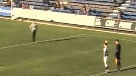 VIDEO "Fair-play" australian!** I-a dat mingea portarului advers, apoi a înscris!