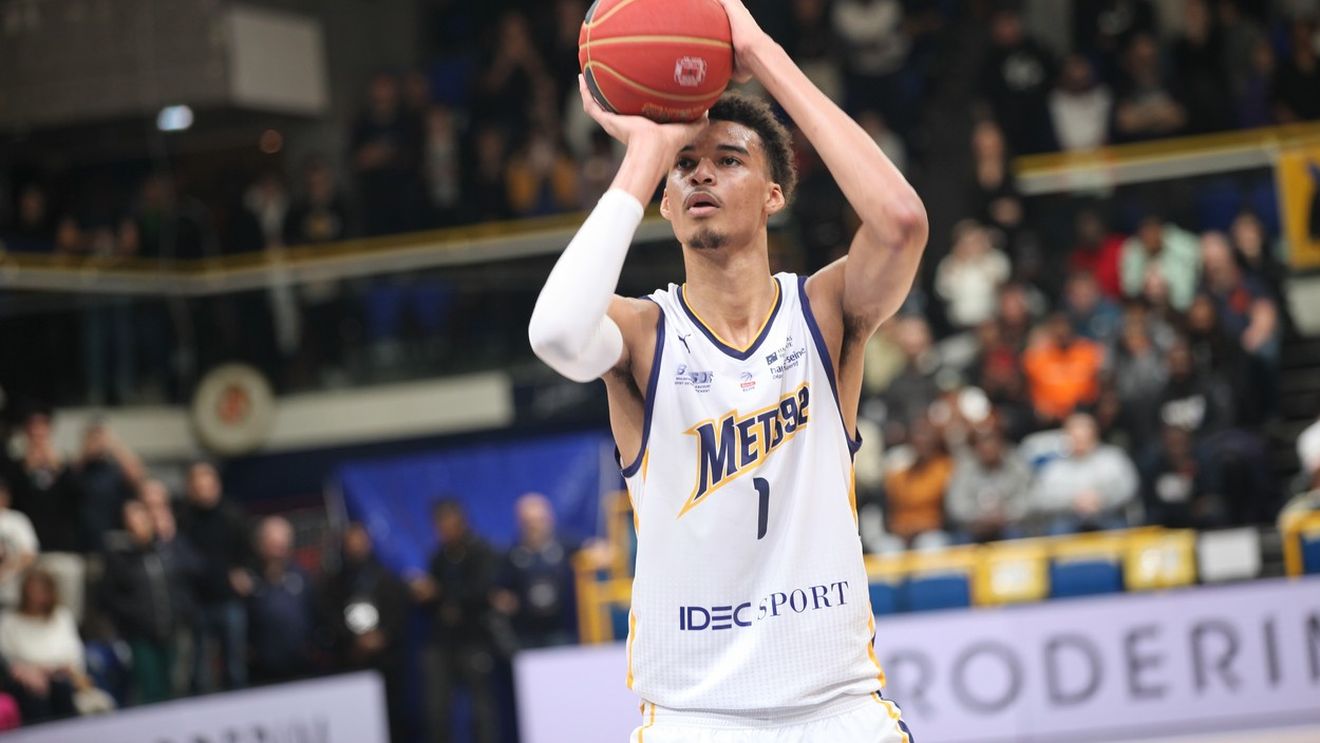 Noul „extraterestru” are 18 ani: „Dacă nu se accidentează va fi cel mai bun baschetbalist din istorie!”. Cine e Victor Wembanyama, puștiul francez care l-a uluit pe LeBron James și pentru care Michael Douglas a mers special la un meci | VIDEO