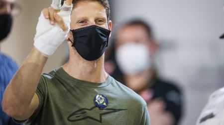 Imagini șocante din Formula 1! Cum arată mâinile pilotului francez Romain Grosjean după accidentul din Bahrain, în care monopostul său a luat foc