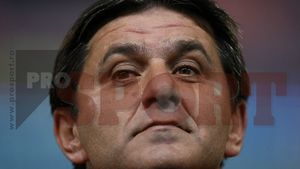 Schimb dur de replici între Marius Lăcătuș și un suporter în pauza meciului cu Farul Constanța!**