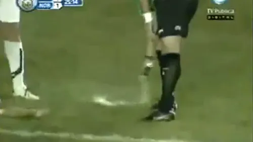 VIDEO Accidentare ORIBILĂ‚ în Argentina: un fotbalist a fost călcat pe gât!** Arbitrul s-a purtat ca un criminalist