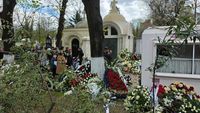 🚨 S-A STINS IL LUCE Mircea Lucescu a fost înmormântat la Cimitirul Bellu. O „mare” de flori, depusă la cavou