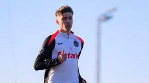 Angelescu, dezvăluirea serii! Fotbalist de la Rapid, prins cu gaz ilariant: „I-am arătat pozele! Tavi Popescu n-o face în fiecare săptămână”