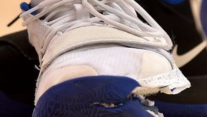 Un pantof rupt o costă pe Nike 1,7 miliarde de dolari. VIDEO | Momentul care face ca acțiunile gigantului american să se prăbușească și reacția lui Barack Obama