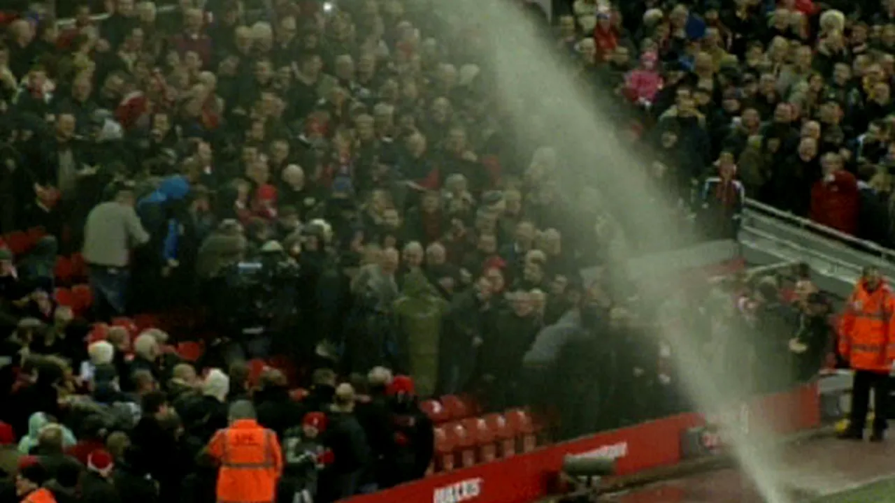 Liverpool și-a antrenat suporterii pentru zilele ploioase! :)) VIDEO:** Reacția amuzantă a unui fan când s-a trezit irigat