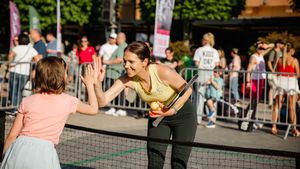 Momente unice pentru copiii pasionați de tenis, la Iași! Raluca Olaru și Andreea Mitu au jucat tenis cu peste 150 de copii, de Kids’ Day