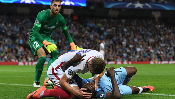 Bogdan, nu era cazul :). Fază genială la City - Steaua. Iheanacho a făcut întindere și s-a prăbușit pe teren, Mitrea a venit să-l ajute "prea mult"