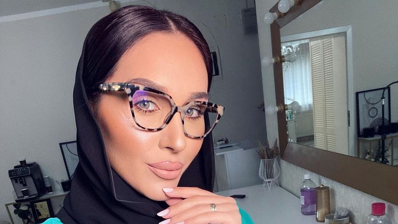 Vedeta care a fost la un pas să moară după ce a fost atacată de soțul ei, fost arbitru român de fotbal, trece din nou prin clipe de spaimă! Familia bărbatului vrea să-i ia fetele