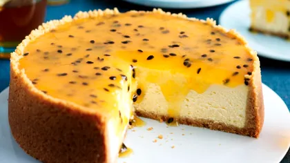 Cheesecake la cuptor cu topping de fructul pasiunii. Un desert cremos