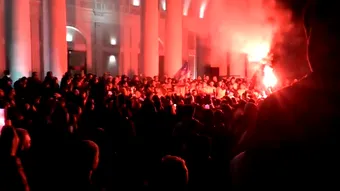 VIDEO | Corvinul, sărbătoare cu trofeul Cupei României în mijlocul fanilor, la Hunedoara, în noaptea câștigării competiției! Primarul a anunțat o prezentare a trofeului în stitul marilor campioane