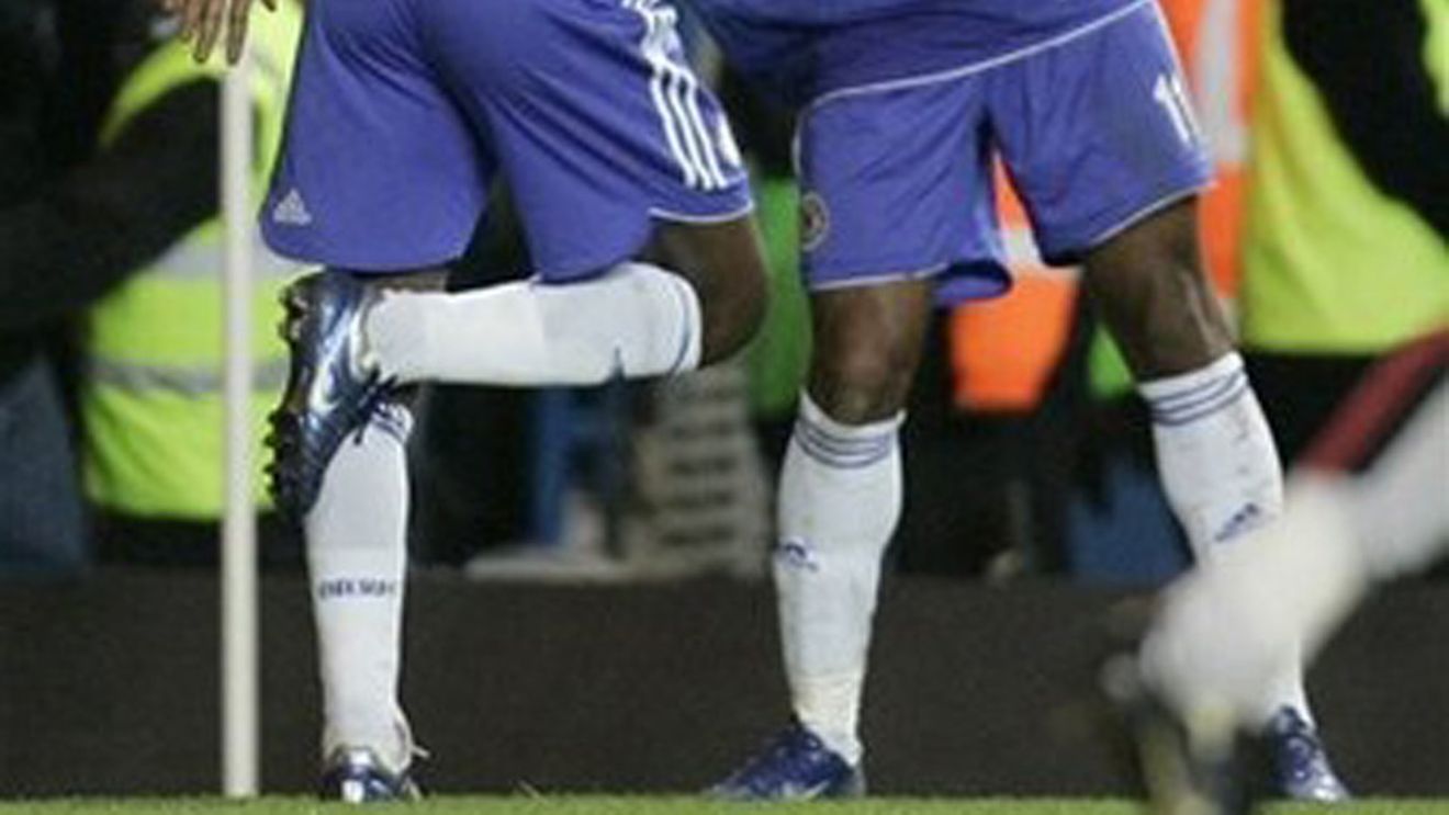 "Chelsea merge acasă la Cheeky Girls"