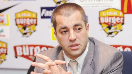 „Goga e ca o fetiță, dacă te uiți mai urât face pe el"