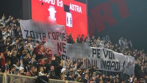 Fanii rapidiști își continuă REVOLUȚIA!** Zotta și Copos, înjurați în ultimul hal. Ce "primire specială" i-au făcut fostului arbitru