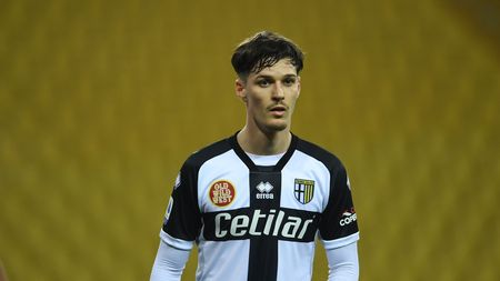 Dennis Man s-a împiedicat de „ruleta lui Zidane”. Faza care a stârnit hohote de râs în finalul partidei Spezia - Parma | VIDEO