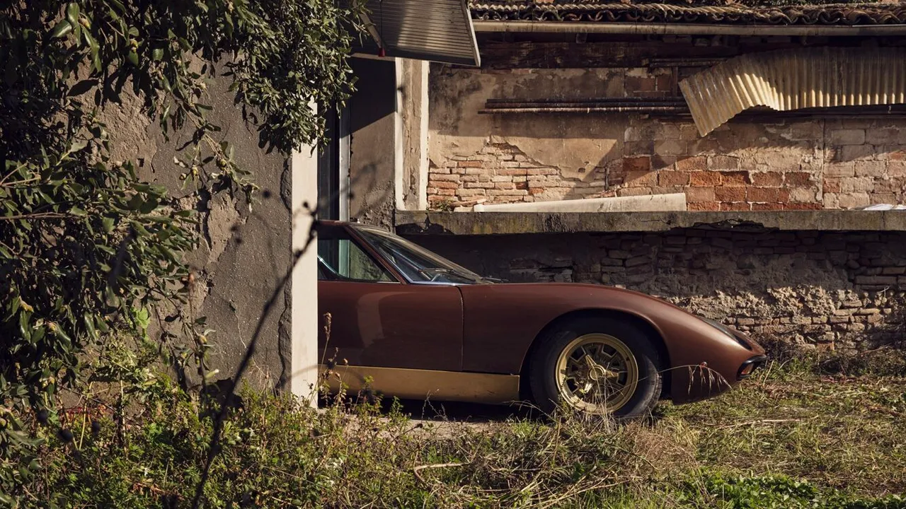 Au descoperit un Lamborghini Miura SV, după aproape 40 de ani, într-un garaj.  Cum arată bolidul după atâtea decenii în care a fost abandonat de proprietar: costă 2.500.000 de euro