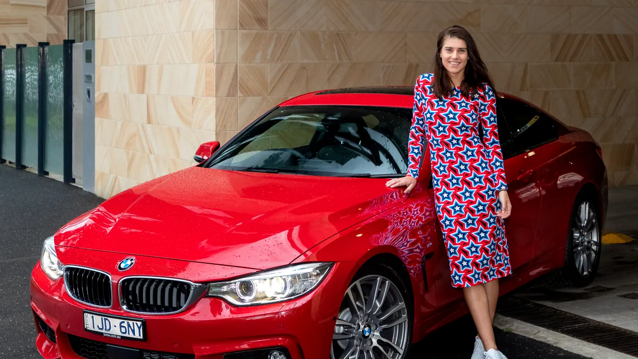 FOTO | Fetele și bolizii. Sorana Cîrstea se relaxează înainte de Australian Open cu două mașini sport de 252 și 326 cai putere

