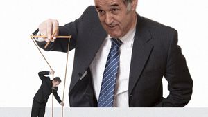 MM se CHINUIE să găsească un antrenor pentru "PĂ‚PUȘAR"!** 5 NUME pentru banca Stelei și  o mare SURPRIZĂ‚