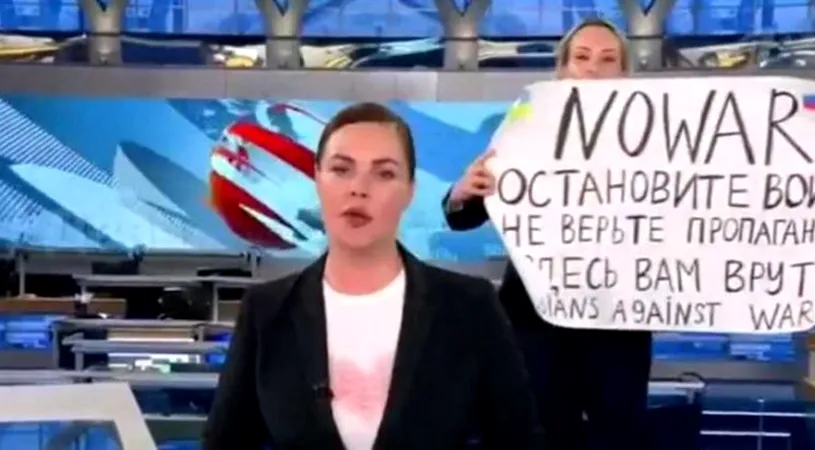 „Trădătoare!”. Jurnalista Marina Ovsianikova, eroina care a protestat la televiziunea de stat a Rusiei împotriva lui Vladimir Putin, e în pericol: pentru ce va fi judecată!