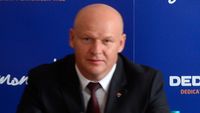 Ce urmează după ce frații Pavăl au plătit 823.000.000 de euro pentru 478 de magazine Carrefour în România