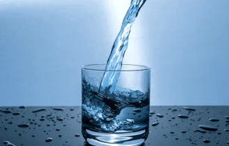 Cum să bem corect apă pentru a ne hidrata corespunzător. Sfaturile unui medic nutriționist