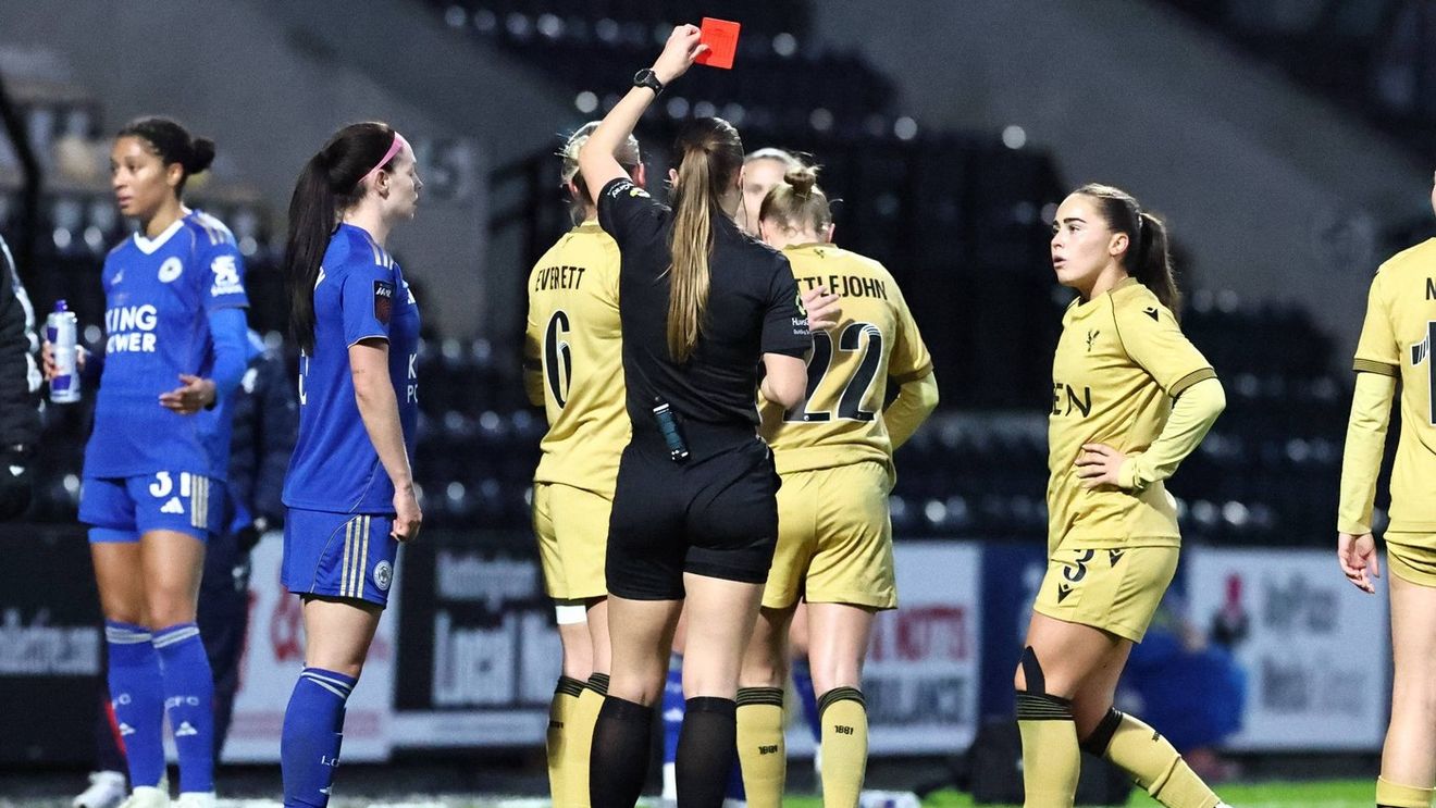 Scene șocante la un meci de fotbal feminin! Și-a luat adversara de gât și a pus-o la pământ