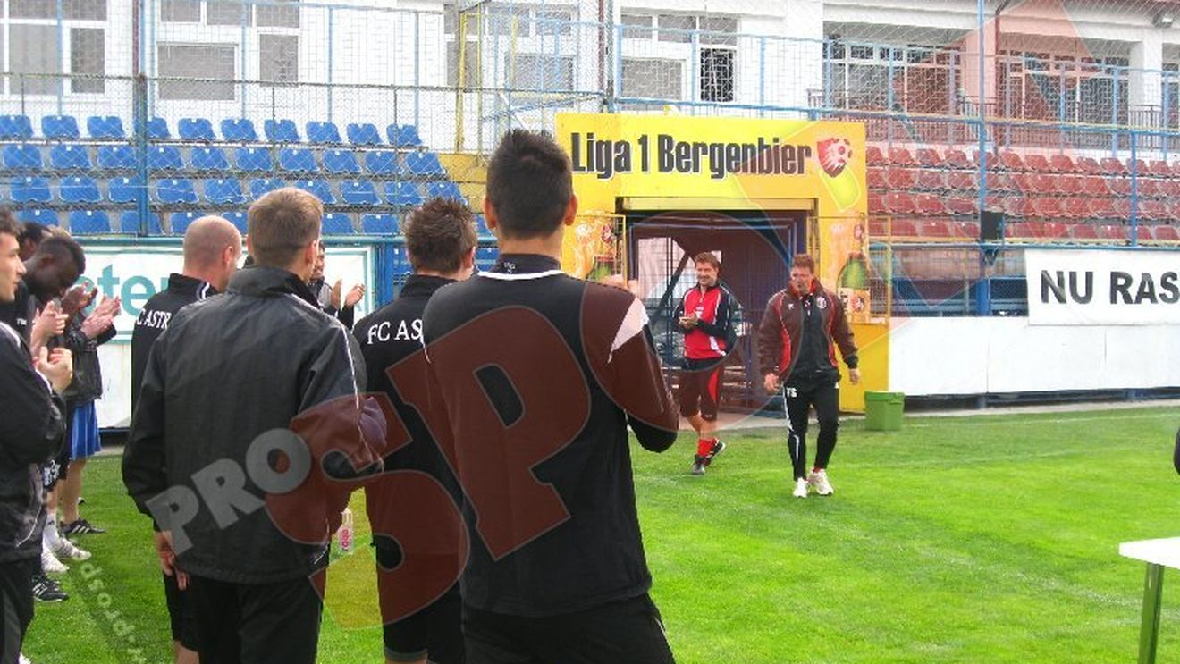 FOTO** Selymes serbat cu tort și... făină! :) Antrenorul Astrei a împlinit 41 de ani