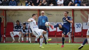 Leo Grozavu, nopți albe la Botoșani după show-ul oferit de Rareș Vidican și Szabolcs Kovacs! ”N-am dormit de 24 de ore. Dacă mă apuc de arbitraj sunt mai bun decât mulți”. SPECIAL