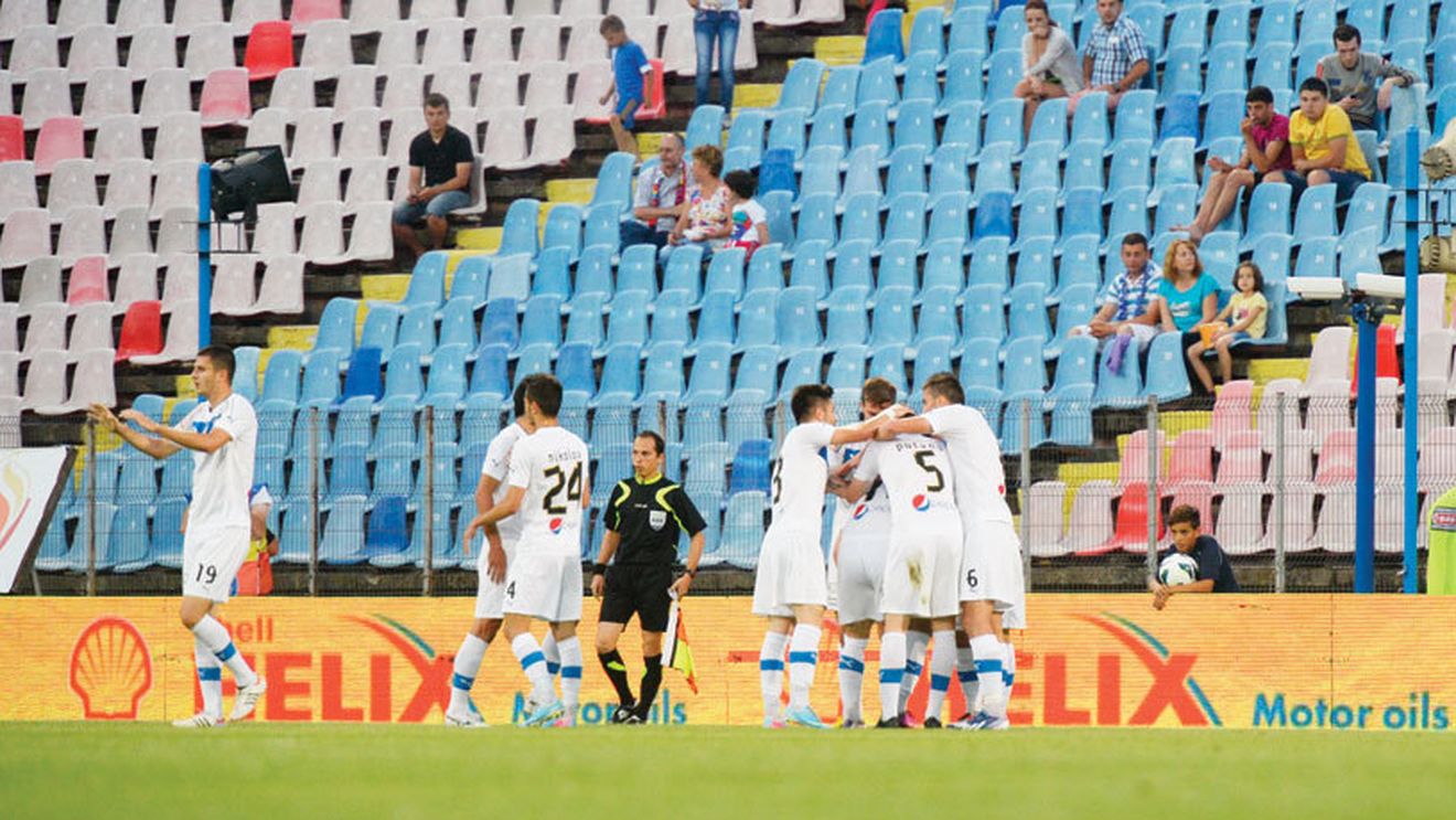 Steliștii au părăsit stadionul: "Gică Hagi te iubim, dar blaturi nu suferim!"