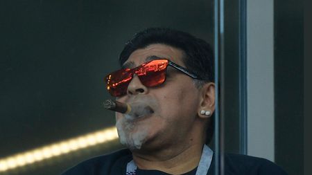 Maradona o ține din scandal în scandal! A tunat în direct la tv: "Mi-a distrus câteva mașini. A furat și bani de la mine"  
