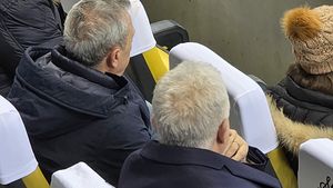 Mircea Rednic a revenit lângă Dinamo! Cum a fost surprins la meciul cu Universitatea Craiova