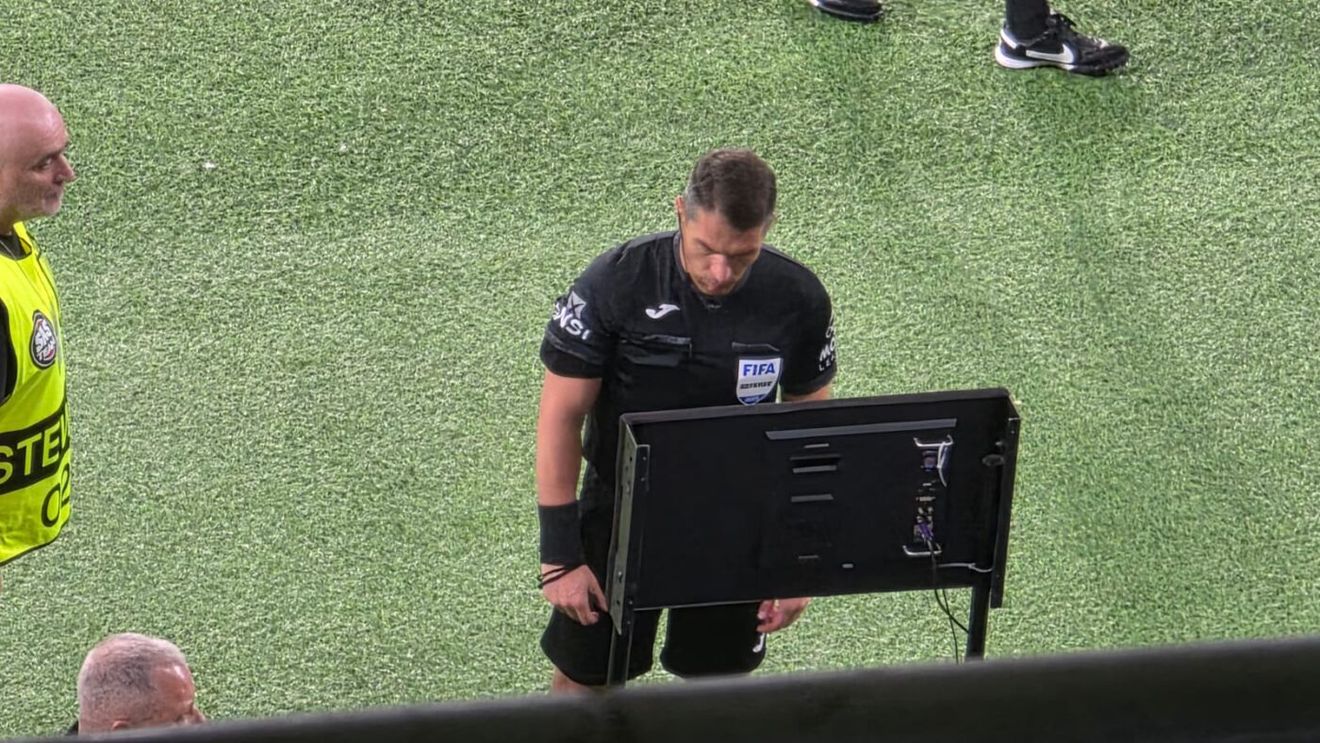 Fază controversată în FCSB – Botoșani. Kovacs a dat penalty pentru henț după ce a fost chemat la VAR