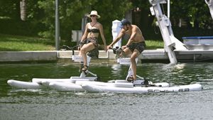 La 44 de ani și-a părăsit soțul milionar pentru antrenorul personal. Acum, modelul e însărcinată cu iubitul secret. GALERIE FOTO