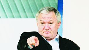 Porumboiu, scos din minți după eliminarea din Europa League!** Ultimatum pentru jucători: "Bateți Rapidul, dacă vreți banii"