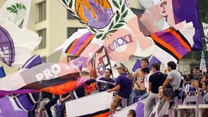 LECȚIE pentru Liga 1!** Fanii Timișoarei, spectacol UNIC în Liga a 5-a! FOTO - Mesaj de susținere emoționant din Bundesliga: ce i-au pregătit suporterii Borussiei lui Poli